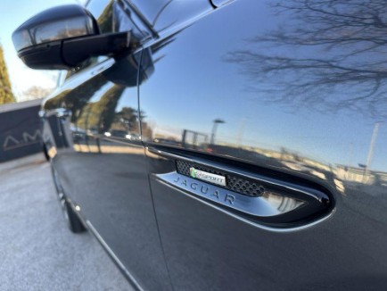 Jaguar F-Pace 2.0D R-SPORT AWD 9