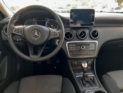 Mercedes-Benz GLA 180d 10